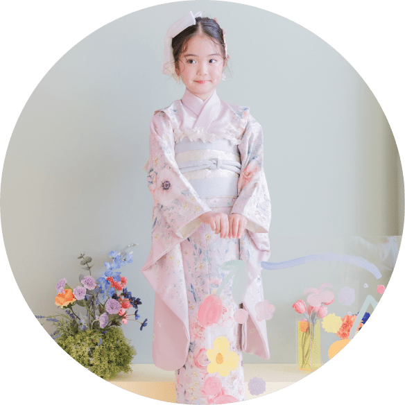 春は新しい季節の始まり着物姿の女の子