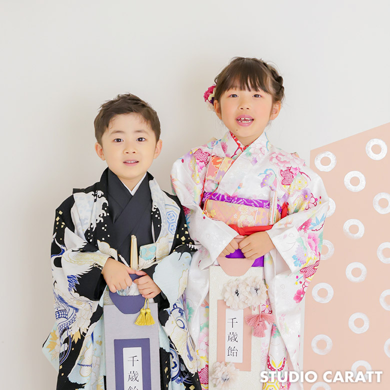 素敵な笑顔ばかりの写真で家族で喜んでいます