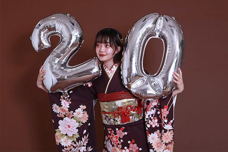 成人式の家族写真はどう撮る？服装選びと前撮り撮影のポイント