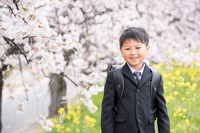 入学ランドセル姿桜の木の下撮影