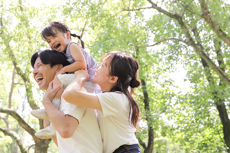【プロが教える】自然でおしゃれな家族写真の残し方!ラフな雰囲気のトレンド撮影ポイント